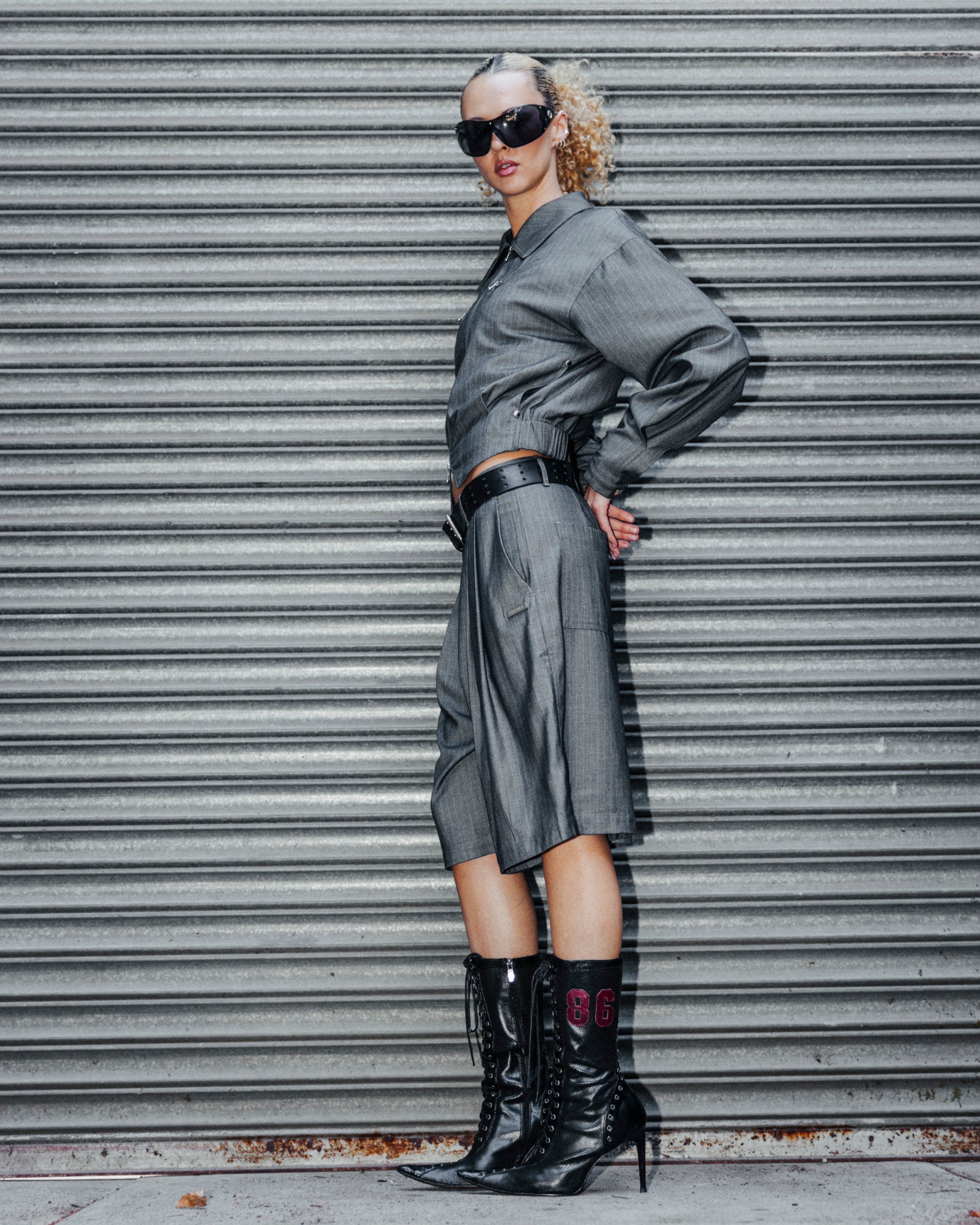 PINSTRIPE SUIT SHORT-GREY