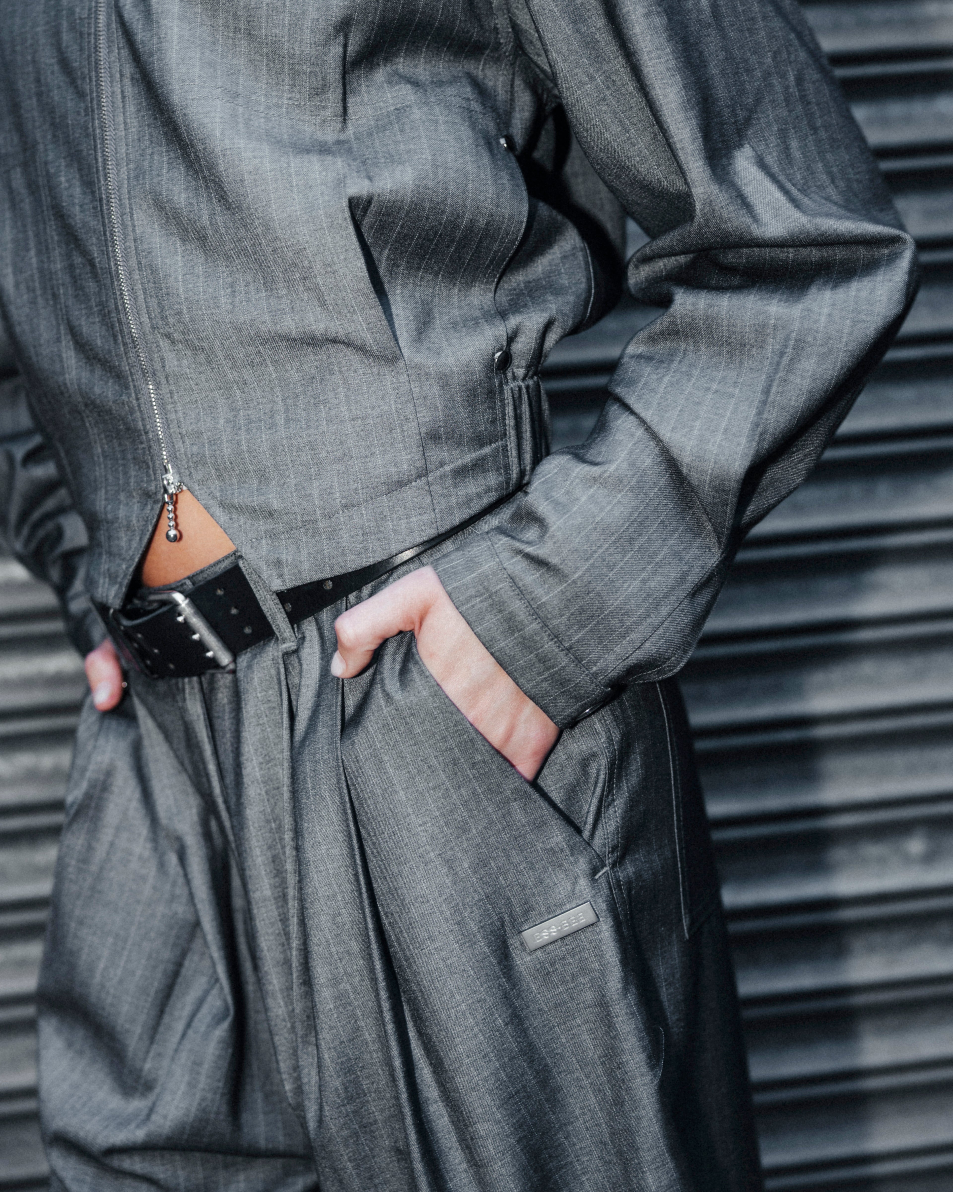PINSTRIPE SUIT SHORT-GREY