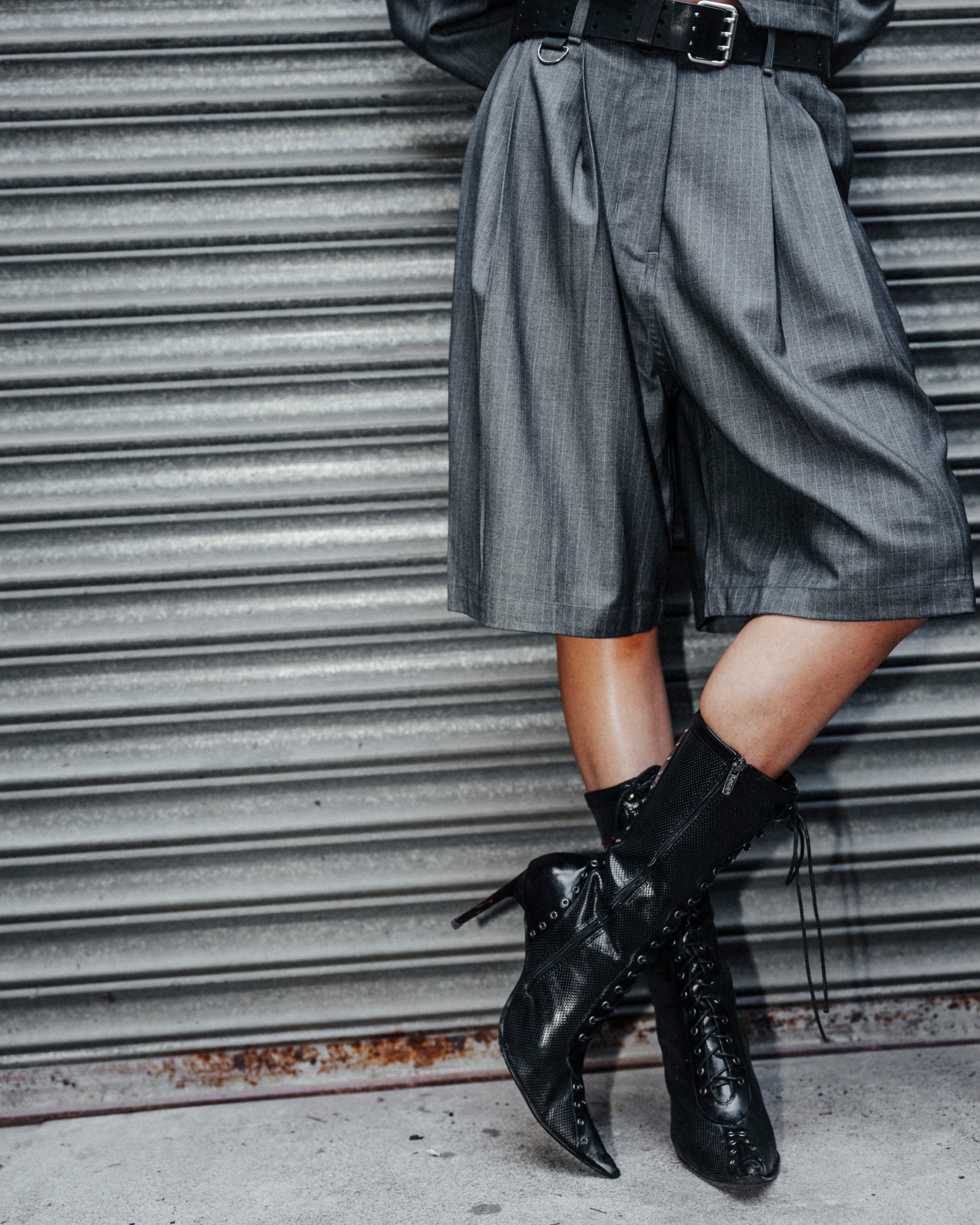 PINSTRIPE SUIT SHORT-GREY